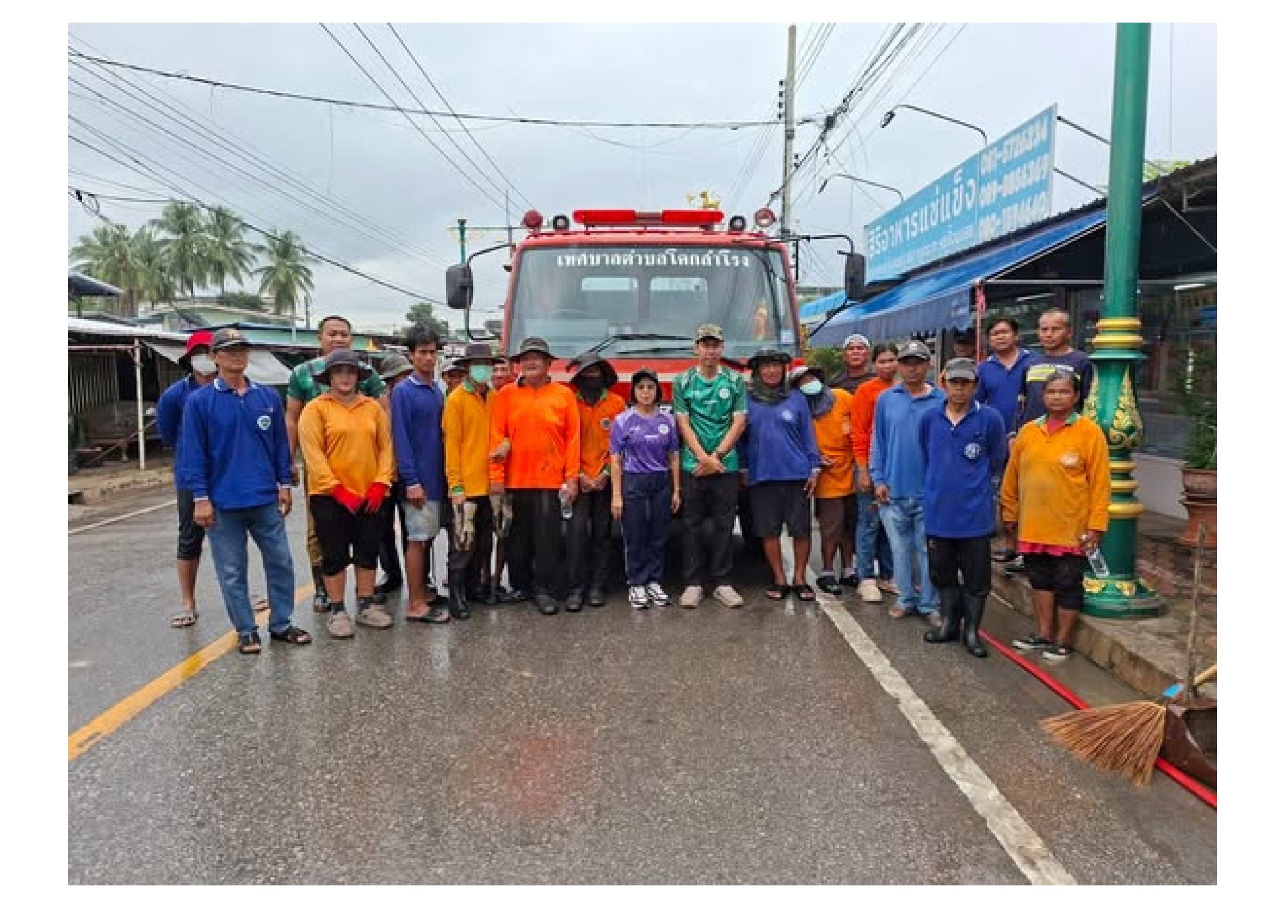 กองสาธารณสุขและสิ่งแวดล้อมเทศบาลตำบลโคกสำโรง ลงพื้นที่ดำเนินการลอกท่อระบายน้ำ